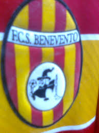 The main uniform has an interesting composition of yellow and red . Benevento Calcio Home Fussball Trikots 2000 2001