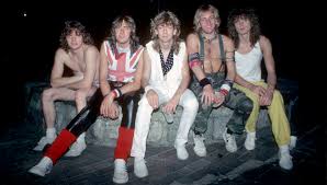 Willis fue un entusiasta guitarrista desde muy joven. Def Leppard Rage Against The Machine Mc5 Among Rock And Roll Hall Of Fame Nominees Guitar World