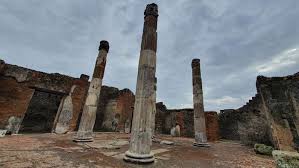 C., fue una de las residencias romanas de mayor tamaño y más impresionantes de pompeya, en italia.sepultada durante la erupción del vesubio en 79, albergó muchas obras de arte en su interior y es una de las domus aristocráticas más lujosas de la república romana.la vivienda refleja este periodo de manera más fiel que otros restos. Pompei Restaurate Le Colonne Della Casa Del Fauno Campania Ansa It