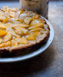 Tarte tatin alle pesche 15 luglio 2021 germana busca la tarte tatin alle pesche, la versione estiva della celebre tarte tatin alle mele un trionfo di bontà, vi assicuro che per questo dolce non vi pentirete di aver acceso il forno! Tarte Tatin Alle Pesche La Ricetta Perfetta Dissapore