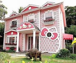 Hello Kitty House For Real Here Ya Go Britt And Christina Lol Maison Hello Kitty Maisons Folles Couleurs Exterieures De Maison