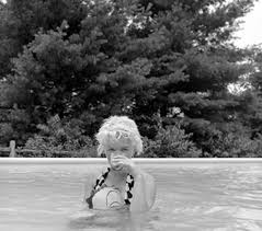 Marilyn Pool Sitting Photo By Milton Greene 1955 Marilyn Swimming Pool Galleries Norma Jean Marilyn Monroe