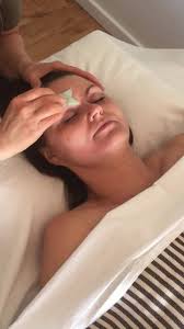 Gua-sha er en massage teknik som fungerer som en naturlig Detox af  affaldsstoffer-den sætter gang i blodcirkulationen som starter kroppens  naturlige...