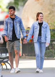 The actress is dating shiloh fernandez, her starsign is scorpio and she is now 29 years of age. Shailene Woodley And Boyfriend Ben Volavola Out In Nyc 22 Gotceleb