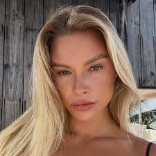 Vicki Snow's Instagram, Twitter & Facebook