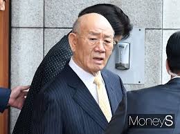 이후 형이 대통령이 되자, 새마을 운동본부 총재를 맡았다. ë„¤ì´íŠ¸ ë‰´ìŠ¤