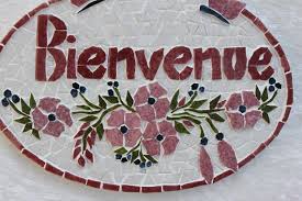 Cette Plaque De Porte En Mosaique Porte La Mention Bienvenue Elle Propose Un Decor De Fleurs Roses Sur Un Fond Blanc Mosaic Projects Mosaic Pictures Handmade