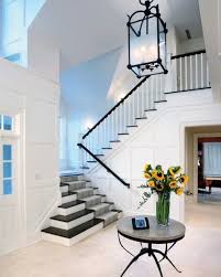 Une montée d'escalier est souvent un endroit difficile d'accès et l'on a donc pas envie de bricolage, gros travaux, jardinage; Renovation Escalier Idees Escalier Peint Et Deco Montee D Escalier