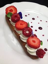 Eclair Aux Fruits Rouges Et Chantilly Dessert Aux Fruits Gourmandise Patisserie