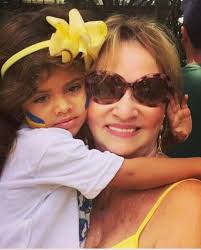 Todo dia è dia do abraço. Mas hoje È o dia dele. Um abraço carinhoso para  todos. Que a vida ensine que tão ou mais difícil do que ter razão, é saber