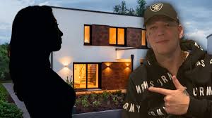 Открыть страницу «haus montana» на facebook. Montanablack Weiblicher Touch Im Neuen Streamer Haus Psychologin Erklart Streaming