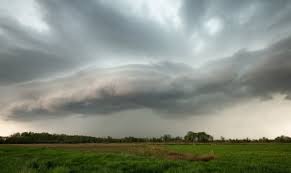 We all know that warm air rises, but how does this scientific fact influence our weather and create those flows of air molecules that we know of as wind? Gewitterbote Wind Darum Frischt Der Wind Vor Einem Gewitter Auf Presseportal