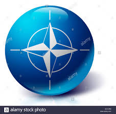 Die kaserne, die weiterhin von der kroatischen. Nato Flagge Nordatlantische Vertragsorganisation Oder Nordatlantische Allianz Zeichen Symbol Auf Holzschreibtischhintergrund Kopieren Raum 3d Darstellung Stockfotografie Alamy
