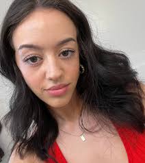 What shoes and hairstyle for night out?