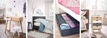 Derslerini videodan izliyorlar, kahramanlarını elevizyondan seçiyor. Yatak Odasinda Duzen