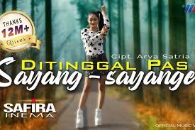 Sayang sorry ku tak sengaja melukai hati kamu bukan niatku mengabaikan kamu. Lirik Dan Chord Lagu Ditinggal Pas Sayang Sayange Dari Safira Inema