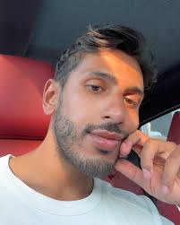 I know, but I see the world colourful 🖤 #elissa #tree #trees #bloombloom  #blackandwhite #black #pink #bright #motivation #motívate #trend #europ  #italy🇮🇹❤️ #italy #arab #travelphotography #photographer #edits #viedo  #birds #lugano #country ...