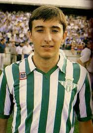 José Ramón González Romo, nacido en Sevilla el 12 de octubre de 1963,  excentrocampista que jugó 9 temporadas en 1ª división repartidas entre el  Real Betis (7) y el Cádiz C. F. (