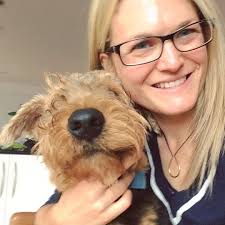 Cachorro viraliza ao se recusar a passar por bar sem entrar; vídeo