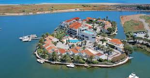 Ce restaurant propose des offres spéciales et des promotions. Ile De La Lagune Five Star Hotel In Saint Cyprien In South Of France