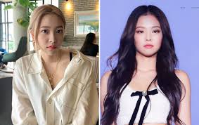 Gayanya stylish dan kelihatan selaras, nih! Yeri Red Velvet Gabung Instagram Live Jennie Blackpink Manisnya Ikut Fangirling