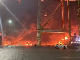 El estruendo provocado por la explosión de la bomba, colocada a las 3 de la mañana en la ventana de la vieja casona donde funciona el ateneo néstor kirchner en bahía. Exploto Un Contenedor Dentro De Un Buque En Dubai Emiratos Arabes Unidos La Opinion Austral