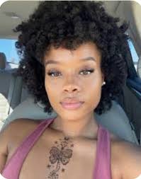 On yesterday, someone did a post about Eva (Ambyr Michelle), and noted that  she only wears one hairstyle. I came to her defense and supported her  wearing only one hairstyle