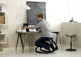 Bewegung ist ein zentrales element bei jedem varier stuhl. Der Original Kniestuhl Varier Fruher Stokke Variable Und Thatsit