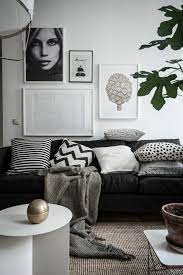 Sélection déco pour un salon noir et blanc qui en jette du noir, du blanc, les bons accessoires et un brin de culot, il n'en faut pas plus pour une déco graphique qui claque. Le Salon Gris Et Noir Comment Le Decorer Archzine Fr Gallery Wall Living Room Living Room Scandinavian Scandinavian Design Living Room
