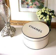 Chanel Hat Box Vintage Round Chanel Hat Box Fragrance Etsy Boite A Chapeau Chanel Chapeau