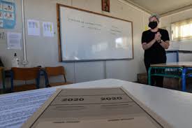 Παρά τον κορωνοιό που κράτησε τα σχολεία κλειστά για 2,5 μήνες οι πανελλήνιες εξετασεις 2020 πήγαν πίσω μόλις 20 περιπου ημέρες με περίεργες συνθήκες οι μαθητές έπρεπε να μείνουν στο στόχο τους και να διαβάζουν χωρίς σχολεία και χωρίς φροντιστήρια και να μη χάσουν το. Panellhnies 2020 Hxo News