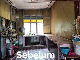 Dengan kabinet dapur di area dapur, kamu tidak perlu berjalan jauh untuk menyiapkan segala. Hasil Ruang Dapur Rumah Ibu Di Kampung Usia 20 Tahun Yang Diberi Rupa Baru Hias My