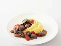 Hahnchenherzen Ragout In Rotwein Mit Parmesan Polenta Effilee Lebensmittel Essen Hahnchen Herz Essen