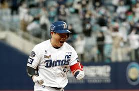 Kbo리그 역사상 두 팀에서 ks mvp를 받은 첫 번째 선수이자 역대 한국 시리즈 mvp 2회 수상자들( 김용수 (90, 94), 이종범 (93, 97), 정민태 (98, 03), 오승환 (05, 11), 양의지(16, 20)) 중 두 개의 팀에서 mvp를 수상 한 최초이자 포수 포지션으로는 유일한 선수이다. ì–'ì˜ì§€ Nc ìœ ë‹ˆí¼ìœ¼ë¡œ ê°ˆì•„ìž…ì€ ë'¤ ë'ì‚° ìƒëŒ€ Ks 2í˜¸ í™ˆëŸ° ì„œìš¸ì‹ ë¬¸