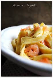Tagliatelles A La Carbonara De Saumon Et Petites Crevettes Recette Tagliatelles Tagliatelle Carbonara Recettes De Cuisine