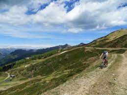 Gli appartamenti, i bar e ristoranti e l'unico albergo sono adagiati sulle pendici dell'alpe e collegati tra loro dalle piste battute. Alpe Di Mera Dall Alta Valsessera Itinerari Mtb
