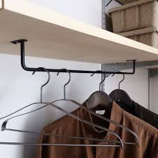 棚板の裏にバーをつけると服を掛けることも 省スペースも有効に活用できますね アイアンワークバーハンガー 詳細はウェブストアをご覧ください http ift tt 2jlqcqa インテリア 家具 玄関収納アイデア 美容室インテリア