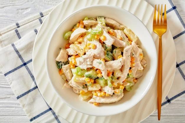 Ensalada de pechuga de pollo maíz ananas pepino | Foto Premium