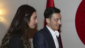 In a strongly worded statement, özil said he would no longer stand for. Amine Gulse Privat So Tickt Die Sexy Ehefrau Von Mesut Ozil News De