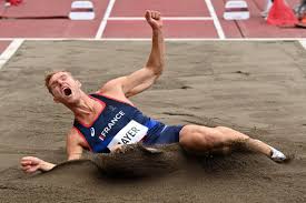Kevin mayer entre en piste. Huc7gnnaguxozm