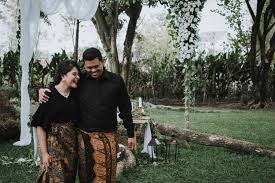 Mau mendapatkan hasil foto pre wedding terbaik gak perlu ke bali, ini lokasi pre wedding di jawa timur yang bisa kamu pilih! Mengusung Adat Jawa Potret Prewedding Deretan Seleb Ini Lekat Dengan Kesan Klasik Dan Romantis