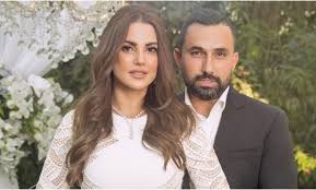 كامل التلمساني إنتاج (1945) 35) مراتي مدير عام إخراج: Ø¨Ø¹Ø¯ Ø²ÙˆØ§Ø¬Ù‡ Ù…Ù† Ø§Ù„ÙÙ†Ø§Ù†Ø© Ø¯ Ø±Ø© ØªØ¯Ø§ÙˆÙ„ ØµÙˆØ± Ù‡Ø§Ù†ÙŠ Ø³Ø¹Ø¯ Ù…Ø¹ Ø²ÙˆØ¬ØªÙ‡ Ø§Ù„Ø£ÙˆÙ„Ù‰ ÙˆØ£Ø¨Ù†Ø§Ø¦Ù‡ Ø§Ù„Ø«Ù„Ø§Ø«Ø© Ø´Ø§Ù‡Ø¯ Ù„Ø§ÙŠÙ Ù†ÙŠÙˆØ²