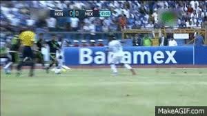 La gravedad de la lesión hizo que el partido se detuviera por varios minutos mientras el jugador hondureño era atendido, antes que se decida llevarlo a un hospital local. Luis Garrido Jugador De Honduras Sufre Grave Lesion En Partido Vs Mexico On Make A Gif