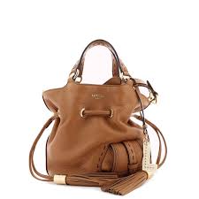 Le sac peut être accroché à une ceinture ou un sac à dos grace à plusieures boucles métalliques. Petit Sac Seau Cuir Graine Lancel Premier Flirt A10109