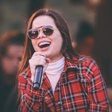 A cantora e compositora maria clara usou as redes sociais neste fim de semana para assumir publicamente seu romance com a influencer piauiense fernanda aguiar. Boteco Da Vila Traz Maria Clara Pela Primeira Vez Em Salvador