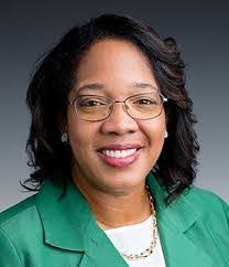 Shelly Davis's Instagram, Twitter & Facebook