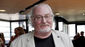 Ohjaajaguru Neil Hardwick: ”Televisioon pitäisi saada purevaa satiiria”