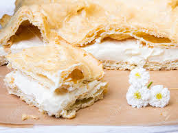 Napoleonka na herbatnikach, szybka napoleonka na herbatnikach, napoleonka w wersji bez pieczenia, napoleonka w 5 minut, ciasto bez pieczenia z kremem. Kostliche Polnische Kuchen Mit Creme Genannt Karpatka Lizenzfreie Fotos Bilder Und Stock Fotografie Image 61108295