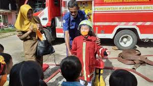 Pemadam api terbaik pemadam api ringan isi co2. Kenakan Seragam Pemadam Kebakaran Lengkap Anak Tk Permata Bintan Kunjungi Upt Damkar Toapaya Tribun Batam