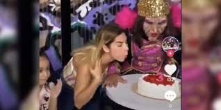 Sürekli olarak çocukları ve ergenleri düşman olarak tasvir eder. Karla Panini Recrea Video De Nina Que Apaga La Vela Del Pastel El Informador
